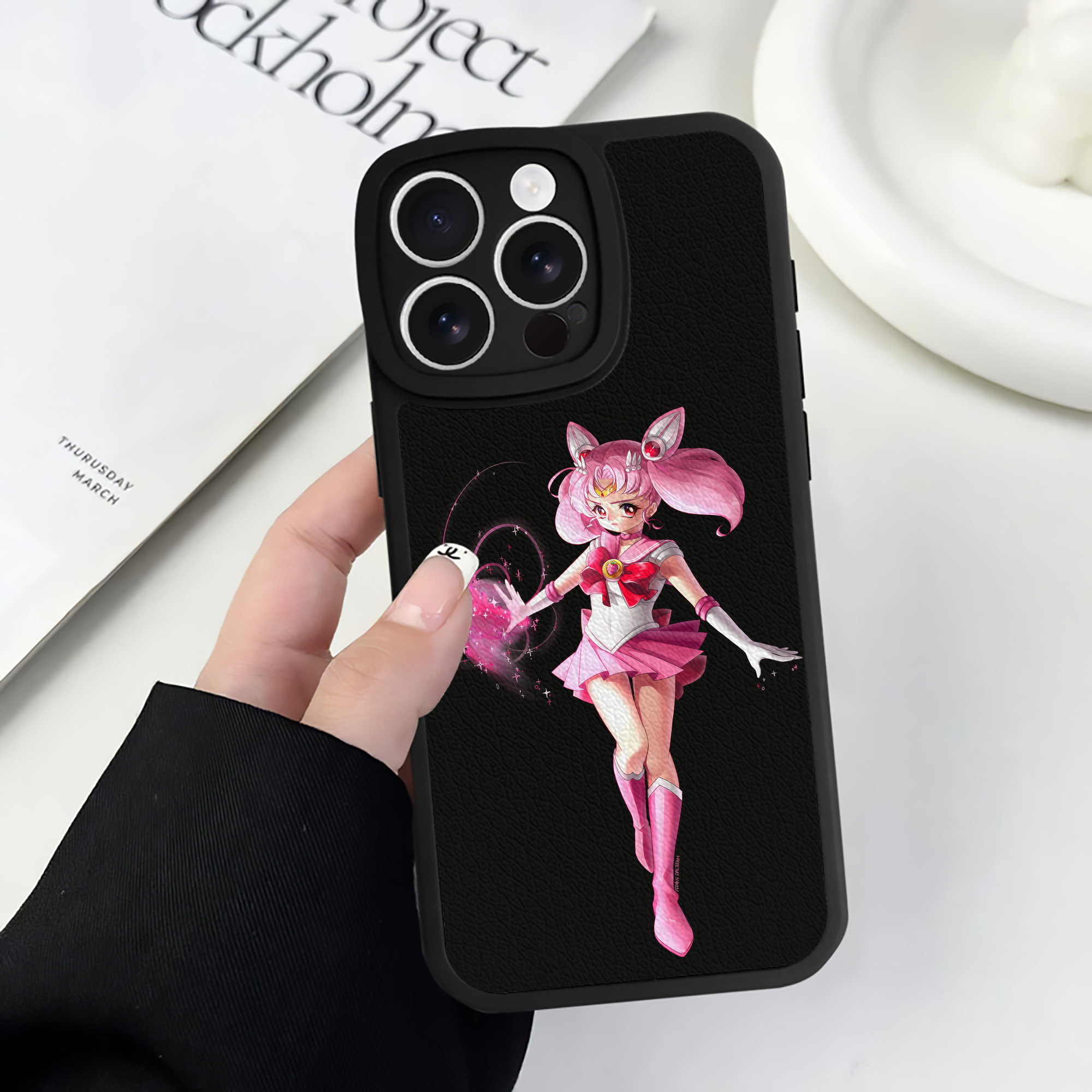 （画像用） 美少女戦士セーラームーン ちびうさ Sailor Moon Chibiusa Tsukino Usagi Small Lady Serenity 【iPhone 16シリーズ対応】シリコンスマホケース（レザー調） 材質：シリコン